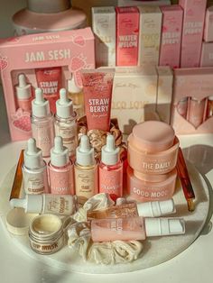 pink skincare💗 - Handy Home Skincare Aesthetic Organization, Koleksi Makeup, Fourth Ray Beauty, Haut Routine, Alat Makeup, Shower Skin Care, Skin Care Items