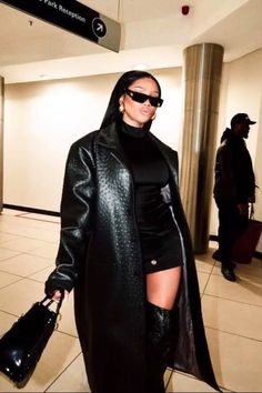 Ny Fall Outfits Street Styles, Steff London, Trench Coat Dress Outfit, Bougie Photoshoot, Bonang Matheba Style, Bonang Matheba, Black Fashionista, London 2023, Looks Black