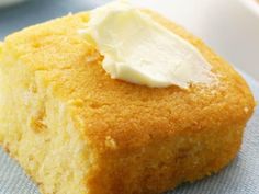 Dolly Parton's Easy 3-Ingredient Skillet Cornbread – A Simple Southern Recipe Packed with Flavor - NewsBreak Cornbread Side Dish, Dolly Parton Recipes, Sour Cream Cornbread, Creamed Corn Cornbread, Easy Homemade Cornbread, Perfect Cornbread, Jiffy Cornbread Recipes, Butter Cake Cookies, Sour Cream Substitute