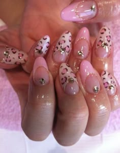 Hello Kitty Gyaru Nails, Gyaru Almond Nails, Bimbocore Nails, Pink Kawaii Nails, Aesthetics Nails, Dot Nail Art Designs, Kitty Nails, Dot Nail Art, Gold Nail