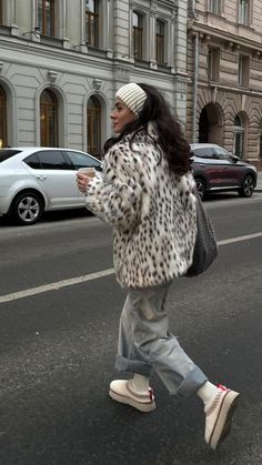 Leopard Print Coat Outfit Winter, Leopard Fur Jacket Outfit, Fall Aesthetic Outfits 2024, New York Fashion Week Outfits 2024, Unique Fall Outfits, Leopard Fur Coat Outfit, Leopard Coat Outfit, Faux Fur Coat Outfit, Faux Fur Jacket Outfit