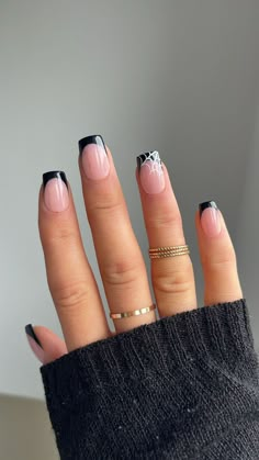 Shine with rose gold nail designs that bring a touch of metallic elegance to your style! #rosegoldnails #metallicnails #nailart #naildesigns #manicure #glamnails #nailtrends Simple Nail Halloween Designs, Halloween Square Nails, Rose Gold Nail, Nails Autumn, Halloween Nails Easy, Gold Nail Designs