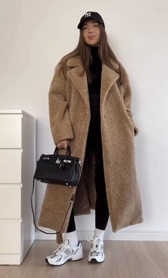 Sweatpants And Coat Outfit, Winter City Break Outfit Cold Weather, New Balance Outfit Winter, Outfit Frio Mujer, Fall Maxi Skirt Outfits, Fall Maxi Skirt, Coat Outfits For Women, Chicago Outfit, Ny Outfits