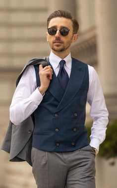 Man In Vest, Men Vest Outfits, Graduation Suit, Formal Casual Outfits, Business Casual Attire For Men, Men's Business Casual Style, Stylish Men Wear