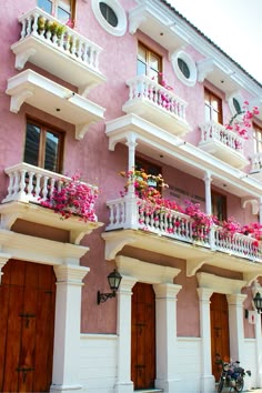 The laneways of Cartagena, Colombia- one of the most beautiful cities in South America! Travel Colombia, South America Destinations, Casas Coloniales, Ushuaia, Beautiful Cities, San Andreas