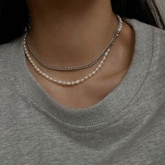 This is a layered necklace made with freshwater pearls, designed to be worn as a clavicle chain necklace. It is a perfect accessory for the summer season and can be paired with various outfits. The freshwater pearls add a touch of elegance and sophistication to the necklace. 👌 M A T E R I A L • Sterling Silver Chain• Freshwater Pearls• This product is hypoallergenic (nickel free) and tarnish resistant 📏 S I Z E • Necklace Length : 29.7 inch (75.5 cm) + Extender 2.76 inch (7 cm) • Weight: 0.95 E Necklace, Pearl Layered Necklace, Layered Pearl Necklace, Retro Jewelry, Chain Choker Necklace, Layered Necklace, Pearl Chain, Chain Choker, Summer Season