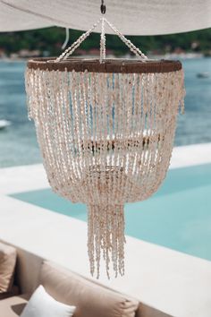 Lustre Balinais suspension Medusa en coquillages Seashell Garland, Look Tropical, Boho Crafts, Metal Structure, Lamp Bases, Crafts Diy