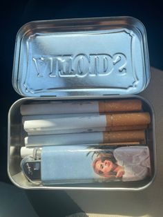 Altoid Wallet Men, Altoids Wallet Ideas, Altoid Wallet Ideas, Lana Del Rey Lighter, Altoid Tin Wallet, Altoids Tin Wallet, Diy Ciggerate Case, Ciggerate Pack, Altoids Wallet Outside