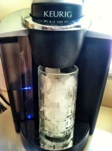 Iced Coffee Recipe Keurig, Keurig Iced Coffee, Cafe Frappe, Keurig Recipes, Easy Iced Coffee, Make Iced Coffee, Keurig Coffee Maker, Coffee Protein Shake, Iced Coffee Recipe