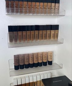 Makeup Artist Wall, Makeup Artist Home Studio, Makeup Artist Room Setup, Mua Room Ideas, Makeup Suite Decor, Makeup Artist Station