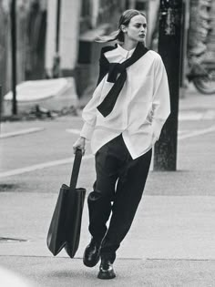 Loafers Outfits, Campaign Fashion, Christy Turlington, Minimal Fashion, Look Fashion, White Shirt