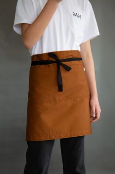 Aprons Cafe Apron Coffee Shop, Coffee Shop Uniform Ideas, Coffee Shop Uniform, Waiter Apron, Bar Uniform, Cafe Uniform, Waitress Uniform, Brown Apron, Bistro Apron