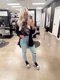 #hairstylistootd #hairdresserootd #hairstylistootdinspo #hairdresserootdinspo #hairstylistinspo #hairdresserinspo #hairdresser #ootd #hairdresserclothing #hairstylistclothing #clothing School Concert Outfit Mom, All Black Outfit Hairstylist, Hairdresser Outfit Work, Cosmetologist Outfit, Hair Stylist Outfit, Stylist Outfit, Outfit Inso, Western Style Outfits