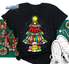 ✔️ NAME: Kommen Sie und malen Sie einen Weihnachtsbaum mit mir Lehrer Vintage T-Shirt, Weihnachtsshirt, Weihnachten Kindergarten Shirt, für Back To School Shirt ✔️ WICHTIGER HINWEIS: Sowohl Männer als auch Frauen können unsere Shirts tragen, da es sich um Unisex-T-Shirts handelt. Waschen Sie den Artikel in kaltem Wasser, nicht bleichen, nicht chemisch reinigen, nicht direkt auf das Design bügeln. ✔️ MATERIAL: 5,3 Unzen, 100% Baumwolle (99/1 Baumwolle/Poly (Ash) & 90/10 Baumwolle/Poly (Sport Grau Kindergarten Shirts, Christmas Kindergarten, Tee Shirt Designs, Teacher Tshirts, School Shirts, Vintage Tshirts, Unisex Fashion, Christmas Shirts, Festival Season