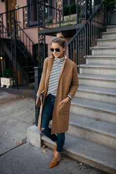 Maneras súper cool de usar abrigos Stella Mccartney Coat, Camel Coat Outfit, Camel Sweater, Camel Sweaters, Foto Tips, Winter Outfit Inspiration, Camel Coat, Sweater Coat, Coat Outfits