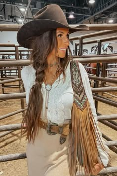 Country Western Hairstyles, Fancy Country Outfits Women, Cowboy Hat Hairstyles Long Hair, Vintage Cowgirl Outfits, Cowboy Hat Hairstyles, Cowgirl Hairstyles, Rachel Outfits, Western Hairstyles, Casual Cowgirl