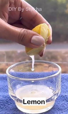 This is a guide on a DIY 2-ingredient dandruff treatment. Learn how to treat dandruff naturally in this easy tutorial. Ideas To Remove Dandruff, Anti Dandruff Remedies Natural, Dandruff Remedy Severe At Home, How To Treat Dandruff Naturally, How To Get Ride Of Dandruff Fast At Home, Bad Dandruff How To Get Rid Of, How To Get Rid Of Dandruff Naturally, How To Get Rid Of Dandruff Permanently, How To Get Rid Of Dandruff Fast At Home