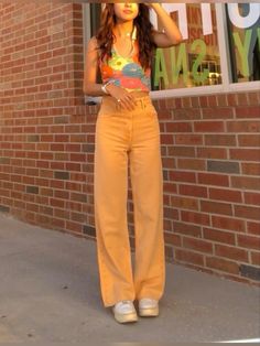 Coloured Jeans Outfits Aesthetic, Colorful Jeans Aesthetic, Orange Outfits Streetwear, Wide Leg Jeans Colorful, Colorful Pants Aesthetic, Zara Colored Jeans, Cute Groovy Outfits, Orange Wide Leg Jeans, Orange Mom Jeans