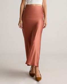 Elevate your wardrobe with our gorgeously drapey 100% Washable Silk Maxi Skirt, a stunning piece that looks effortless but feels incredibly comfortable. Crafted from best-in-class mulberry silk, this luxurious skirt has the same timeless silhouette as our beloved 100% Washable Silk Skirt, just in a longer maxi length. This must-have style is practical too: you can wash it, and the 100% silk fibers naturally nourish your skin and hair. Silk Maxi Skirt, Slip Skirts, Womens Maxi Skirts, Silk Cami, Silk Maxi, Silk Camisole, Looks Street Style, Beautiful Skirts, Silk Skirt