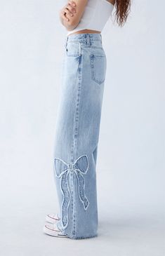 Embrace the coquette trend with PacSun's Casey Light Indigo Bow Low Rise Baggy Jeans, a perfect fusion of flirtatious charm and contemporary style. The playful frayed bow details add a touch of coquettish flair while the flattering low-rise fit turns these jeans into a must-have for the season.


	Model is wearing a size 26
	Model measurements: 5’6” height, 32” bust, 22.5” waist, 33.5” hips Bow Jeans, Adrette Outfits, Low Rise Baggy Jeans, Casual Preppy Outfits, Cute Pants, Cute Preppy Outfits, Cooler Look, Cute Jeans, Simple Trendy Outfits