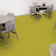 there are many chairs and tables in the room with green carpeting on the floor