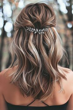 Wedding Simple Hair, Fall Wedding Hairstyles Bridesmaid Short Hair, Long Bob Hairstyles Wedding Guest, Side Braid Medium Length Hair, Hair Styles For Short Length, Medium Short Wedding Hairstyles, Half Up Hairstyles Fine Hair, Bride Hair Mid Length, Mid Length Hair Wedding Guest