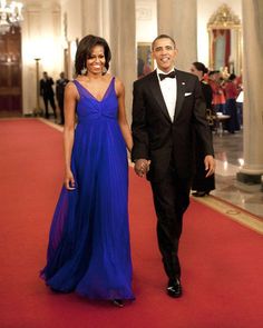 Black love Barak And Michelle Obama, Barack Obama Family, Michelle Obama Fashion, Michelle And Barack Obama, Best Gowns, Formal Clothes, Bath Robes, Barack And Michelle, Obama Family