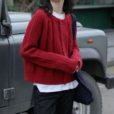 clean simple fall autumn winter chic Transmasc Style, Danielle Haim, Cherry Coke, Colorful Outfits, Quoi Porter, Solid Sweaters, Red Sweater