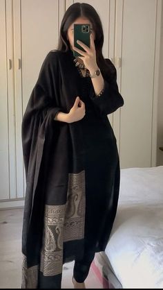 Pakistani Women Dresses, Trendy Outfits Indian, Stile Hijab, Desi Fashion Casual, Pakistani Fancy Dresses, Salwar Kamiz, Traditional Indian Outfits, Simple Pakistani Dresses