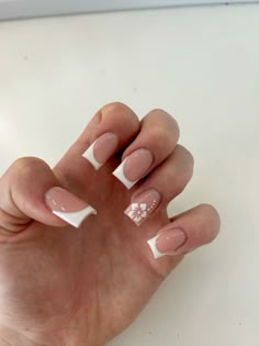 Simple Acrylic Nails Flower, White Nails Acrylic Flower, French Nails With A Flower, French Tip Acrylic Ideas, Flower Nail Art French Tip, Nails Ideas White French, French Tip With Flowers Square, Acrylic Nails With Hibiscus Flower