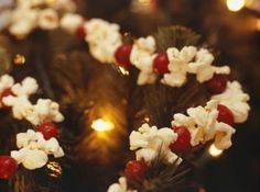 popcorn flakes are lined up on the christmas tree