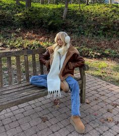 New York In Autumn Outfits, Park Walk Outfit, Fall Walk Outfit, What To Wear On A Walk, Fall Park Outfits, Fall Fashion Inspo 2023, Nyc Outfit Inspo Winter, Autumn In London Outfits, Park City Outfits