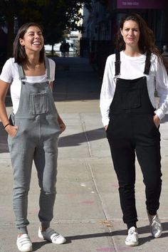 Sweatpants Plus Overalls? ! "Swoveralls" Are the Comfy Outfit You Never Knew You Needed Sweatpant Overalls, Sweatpants Overalls, Ladies Dungarees, Comfy Overalls, Overall Style, Outfits Juvenil, Looks Jeans, Overall Outfit, The Comfy