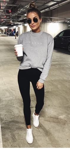 gray crewneck sweatshirt + black leggings + white sneakers l sporty casual outfits to wear every day l #ootd #casualstyle Witte Sneakers Outfit, Minimalisticky Chic, Casual Leggings Outfit, Hats Fitted, Sporty Casual Outfits, Fall Winter Fashion Trends, Look Legging, Streetwear Inspiration, Sporty Casual