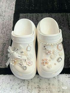 Crocs Fashion, Bling Shoes, Croc Charms, Decorated Shoes