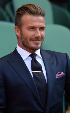 Taglio alla Beckham - una delle barbe più belle e curate al mondo #gateoneparrucchieri #beckham #hair Der Gentleman, Blue Suit Men, Look Formal, Sharp Dressed Man