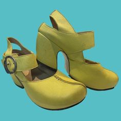 Fab John Fluevog Mary Jane Pumps ...top quality shoes in eye popping Lime Green !....made in Portugal ....size 8.5 ...eu 39...iconic Fluevog Buckle ! Modern Open Heel Heels With Rubber Sole, Green Round Toe Heels With Rubber Sole, Yellow Closed Toe Heels With Heel Loop, Yellow Heels With Sculpted Heel And Round Toe, Yellow Round Toe Heels With Sculpted Heel, Retro Heels With Removable Insole And Closed Toe, Retro Sandals With Sculpted Heel And Round Toe, Heels With Rubber Sole And Open Heel, Open Heel Heels With Rubber Sole And Medium Width