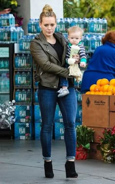 Wedge Booties Outfit, Black Wedge Booties, Hilary Duff Style, Celebrity Style Guide, Cropped Leather Jacket, Black Wedge, Celebrity Babies, Hilary Duff