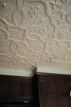 an ornate wallpaper pattern on the ceiling