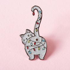 Funny Christmas Outfits, Christmas Kitty, Cat Enamel Pin, Pretty Pins, Funny Fashion, Decoration Originale, Christmas Pins, Cool Pins, Cat Jewelry