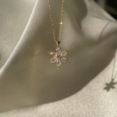 This stunning necklace is the perfect blend of sophistication and winter whimsy. The white snowflake pendant is handcrafted from 925 sterling silver and adorned with a luxurious 14k gold plating, giving it a beautifully elegant finish. The minimalist design of the snowflake charm makes it a versatile and stylish accessory that can be worn every day, while the gold plating adds a touch of glamour to any outfit. This necklace would make a thoughtful and romantic gift for Valentine's Day or any special occasion. It comes packaged in a beautiful gift box, ready to surprise and delight the lucky recipient. Whether you're looking for a minimalist necklace or a unique snowflake pendant, this 925 Silver Minimalist Snowflake Necklace is sure to please. It's the perfect piece of jewelry to add a tou Winter Jewellery, Simplistic Jewelry, Minimalist Necklaces, Winter Necklace, Rose Cut Ring, Snowflake Necklace, Winter Jewelry, Snowflake Pendant, Japanese Clothing