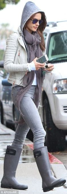 Alessandra Ambrosio Grey Wardrobe, Black Hunter, Yvonne De Carlo, Cream Jacket, Laetitia Casta, White Jumper, Bright Fashion, Fall Jeans