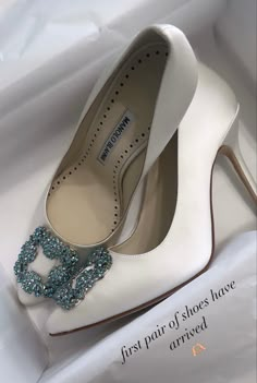 Carrie Bradshaw Wedding Shoes, Wedding European Style, Manolo Blahnik White Heels, Carrie Bradshaw Shoes, Trendy Heels, Designer Wedding Shoes, White Wedding Shoes, Bridal Heels, White Heels