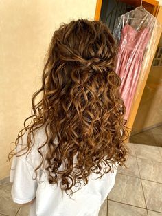 Cute Wedding Hairstyles For Curly Hair, Long Hair Curly Wedding Hairstyles, Bridal Wedding Hair Down Curls, Curly Hair Wedding Half Up, Natural Wavy Wedding Hairstyles, Hairstyle Curly Hair Wedding, Bridesmaid Hairstyles Half Up Half Down Curly, Curly Bridal Hair Half Up, Long Curly Hair Bridesmaid Styles