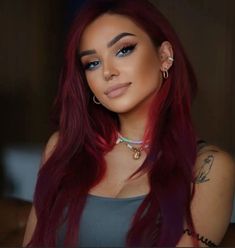 Elegance in Every Strand: Timeless Natural Hair Styles Pelo Color Vino, Blood Red Hair, Dark Red Hair, Bright Red Hair, Romantic Hairstyles