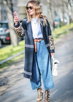 Navy Trousers Street Style, Hip Outfits For Women, Women’s Street Style, Wide Leg Street Style, Wide Belt Outfit, Fancy Coat, Navy Overcoat, Denim Kimono, Denim Culottes