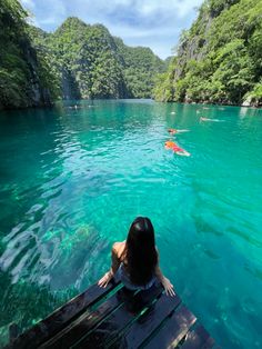 Girl sitting in front of a crystal clear blue lake in Kayangan Lake at Coron Palawan Philippines Vision Board Philippines, Philippine Coron, Palawan Philippines Aesthetic, Phillipines Travel Aesthetic, The Philippines Aesthetic, Phillipines Aesthetic, Palawan Aesthetic, Philippines Aesthetic, Kayangan Lake