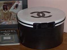 chanel hat box - Google Search Princess Photo Shoot, Vintage Hat Boxes, Logo Black And White, Chanel Hat, Logo Jewelry, Chanel Style, Chanel Inspired, Pretty Box