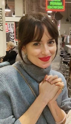 Dakota Johnson Bangs, Dakota Johnson Hair, Vintage Bangs, 2024 Hairstyles, Dakota Johnson Style, Haircuts Straight Hair, Long Hair With Bangs, Beauty Ideas, Dakota Johnson