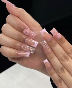 Short Summer Nails With Rhinestones, Pretty Short Square Nails, Summer Nail Designs Square, Medium Acrylic Nails With Rhinestones, Pink Quinceanera Nails Short, Lilac Acrylic Nails For Quince, Mitsuri Nail Design, Pink Nails Acrylic Quince, Best Acrylic Nails Short